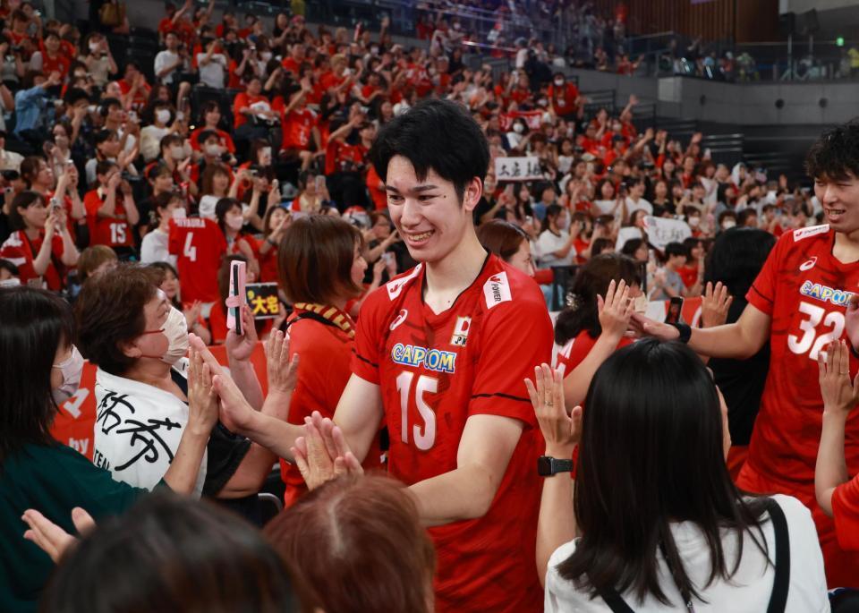 　ファンと笑顔でタッチする甲斐優斗（撮影・金田祐二）