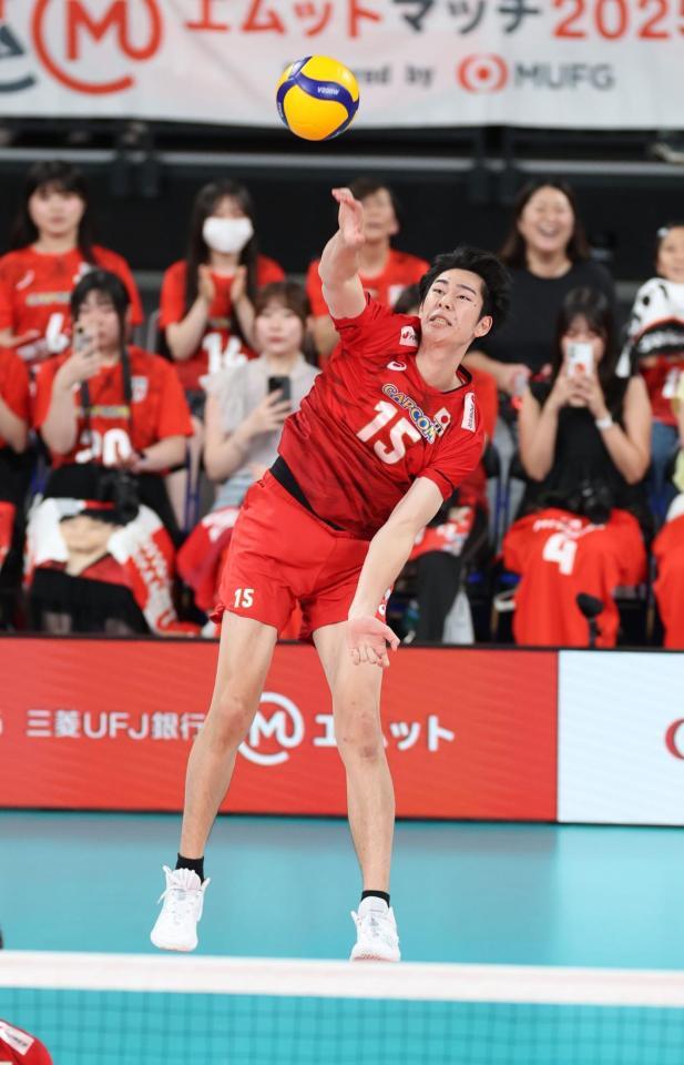 　第１セット、強烈なサーブを放つ甲斐優斗（撮影・金田祐二）