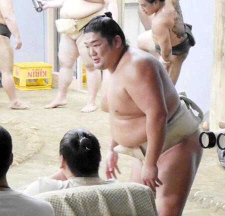 　伊勢ケ浜親方と話をする尊富士（撮影・山本鋼平）