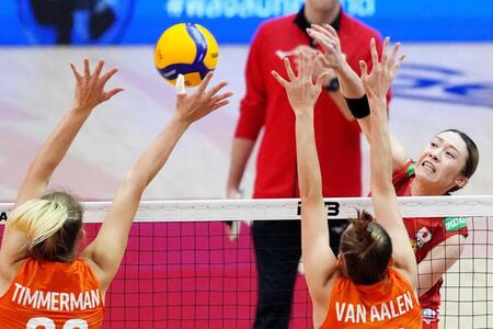 　準々決勝のオランダ戦でスパイクを打つ石川（ＡＰ＝共同）