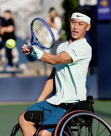 　車いすの部男子シングルス１回戦でプレーする小田凱人＝ニューヨーク（共同）