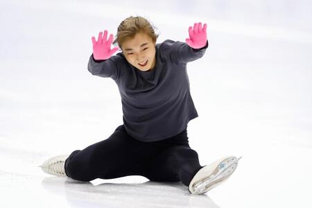 　公式練習中に笑顔を見せる坂本花織