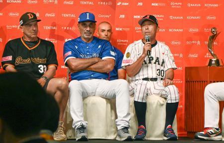 　野球のＵ-１８Ｗ杯開幕を前に、記者会見で意気込みを語る日本の小倉全由監督（右端）＝４日、那覇市