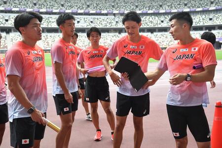 　動画をチェックする桐生祥秀（右）ら（代表撮影）