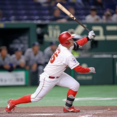 　ＪＦＥ西日本戦のタイブレークの延長１３回、逆転サヨナラの２点打を放つ日本生命の代打西岡＝東京ドーム