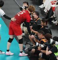 　ぶつかったカメラマンと握手を交わす高橋藍