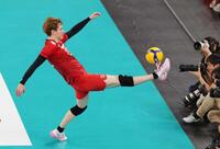 　第１セット、足でレシーブしカメラマンエリアに突っ込む高橋藍