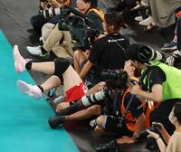 　第１セット、足でレシーブし、カメラマンエリアに突っ込む高橋藍（撮影・金田祐二）