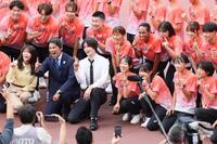 　久保凛（前列右から２人目）、桐生祥秀（後列左から４人目）らと記念撮影する（前列左から）今田美桜、織田裕二、＆ＴＥＡＭ・Ｋら（撮影・石井剣太郎）