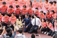 　記念撮影する今田美桜（中央左）、織田裕二（中央）、＆ＴＥＡＭ・Ｋ（同右）ら（撮影・石井剣太郎）