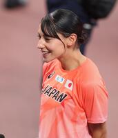 　笑顔でインタビューに応じる青木アリエ（撮影・石井剣太郎）