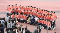 　日本代表の選手と記念撮影する織田裕二（前列右から７人目）ら（撮影・石井剣太郎）