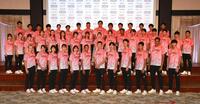 　記念撮影に臨んだ桐生祥秀（前列中央右）ら日本代表選手団（代表撮影）