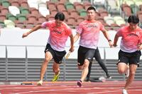 　バトンパスの練習をする鵜沢飛羽（左）と桐生祥秀（代表撮影）