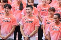 　公開練習を前に織田裕二から激励を受ける桐生祥秀（中央）＝撮影・石井剣太郎