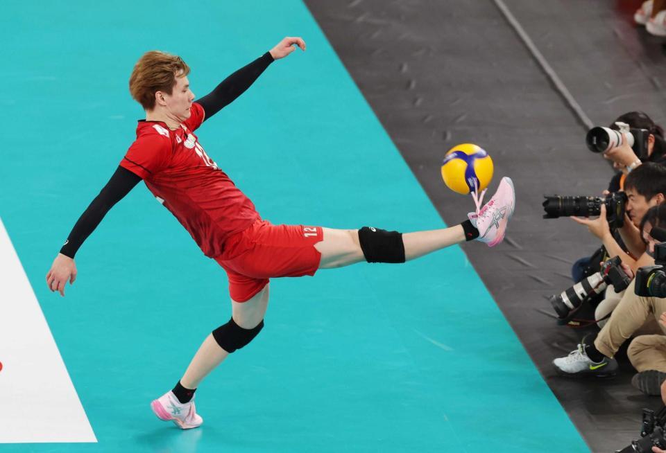 　第１セット、足でレシーブしカメラマンエリアに突っ込む高橋藍