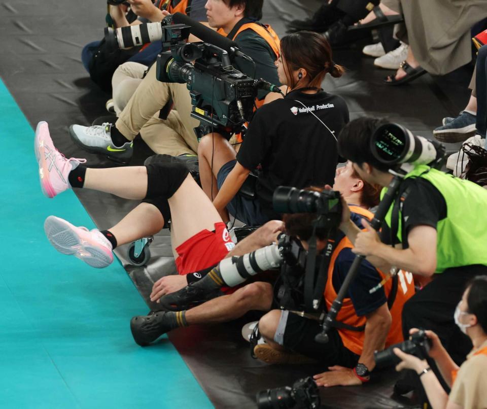 　第１セット、足でレシーブし、カメラマンエリアに突っ込む高橋藍（撮影・金田祐二）