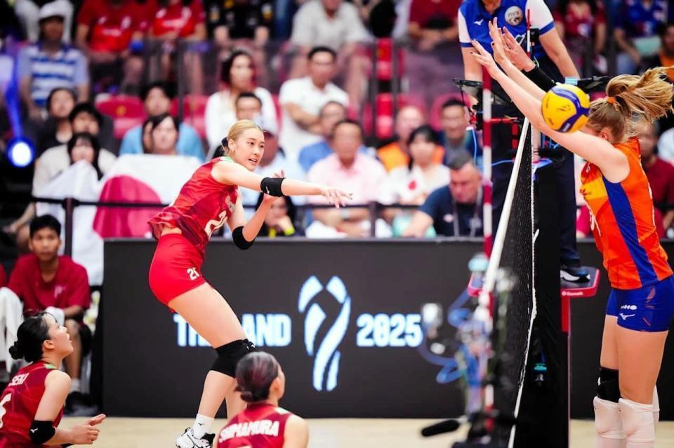 　スパイクを打つ佐藤淑乃　©Ｖｏｌｌｅｙｂａｌｌ　Ｗｏｒｌｄ
