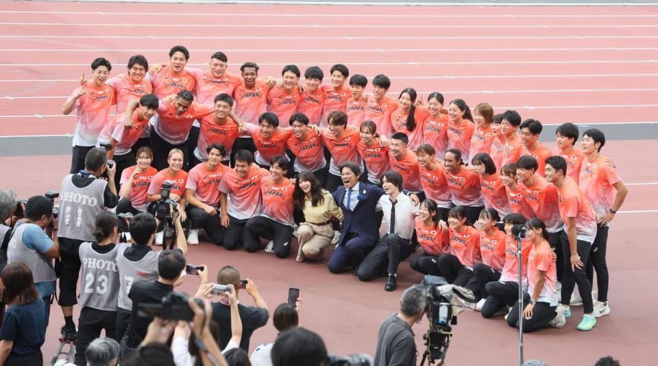 　日本代表の選手と記念撮影する織田裕二（前列右から７人目）ら（撮影・石井剣太郎）