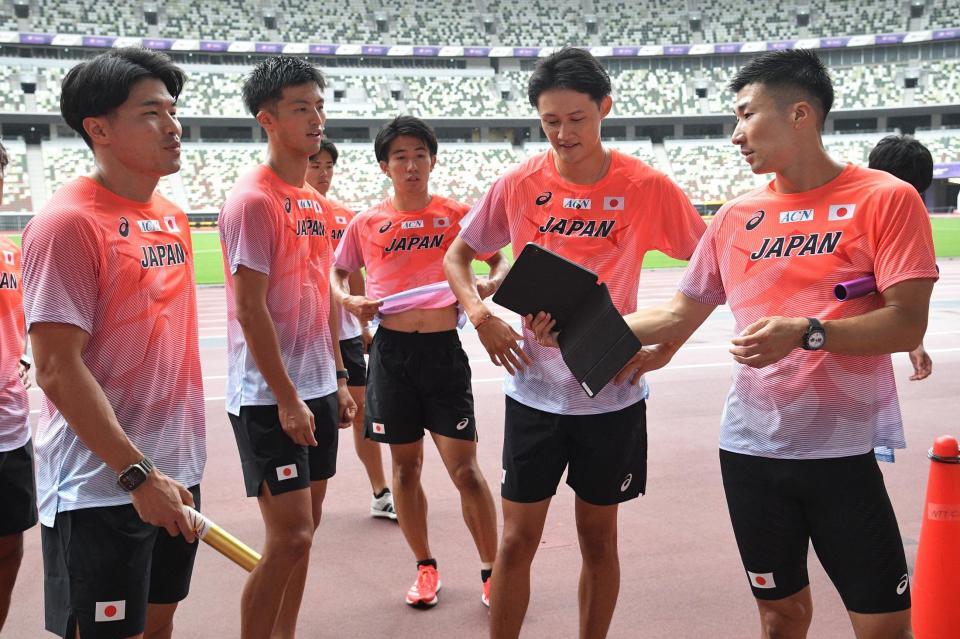 　動画をチェックする桐生祥秀（右）ら（代表撮影）