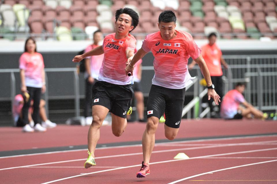 　バトンパスの練習をする桐生祥秀（右）と守祐陽（代表撮影）