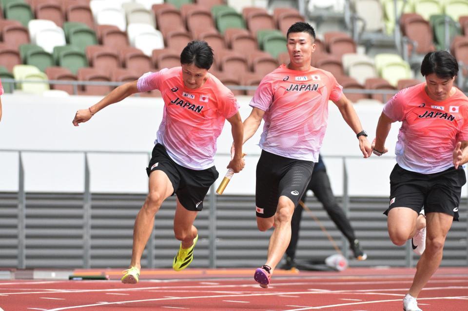 　バトンパスの練習をする鵜沢飛羽（左）と桐生祥秀（代表撮影）