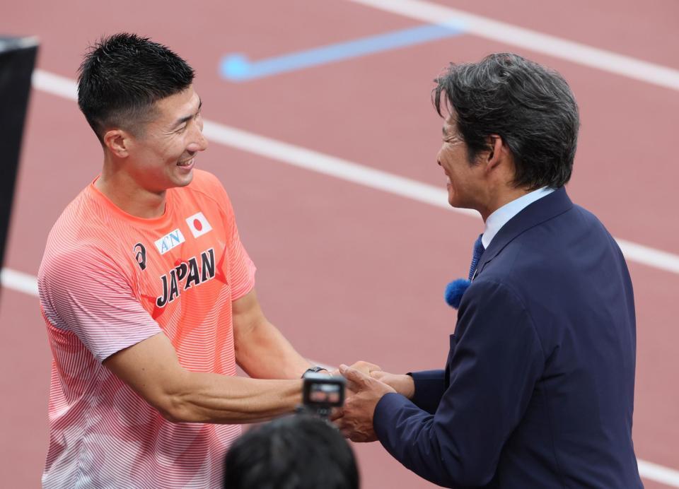 　織田裕二（右）と握手する桐生祥秀（撮影・石井剣太郎）