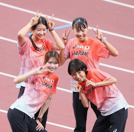 　記念撮影する（前列左から）中島ひとみ、矢田みくに（後列左から）田中佑美、久保凛