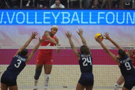 　バレーボール女子の世界選手権、準々決勝の米国戦でスパイクを放つトルコのバルガス＝４日、バンコク（ＡＰ＝共同）