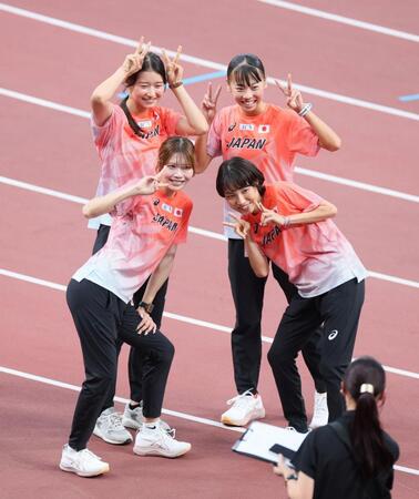 【写真】世界陸上　女子日本代表の雰囲気伝わるシーン　美しきハードラーたちが最年少選手と一緒に　笑顔はじけるショット