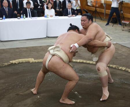 【　大相撲九月場所を前にした横綱審議委員会稽古総見で豊昇龍（左）と申し合いを行う琴桜（代表撮影）
