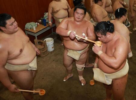 　大相撲九月場所を前にした横綱審議委員会稽古総見を終え、互いに水をつける（左から）大の里、琴桜、豊昇龍（代表撮影）