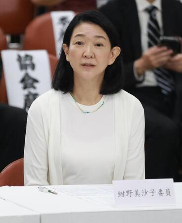 　大相撲九月場所を前にした横綱審議委員会稽古総見を見守る紺野美沙子委員（代表撮影）