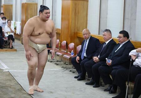 　横綱審議委員会の稽古総見で親方らにあいさつする大の里（代表撮影）