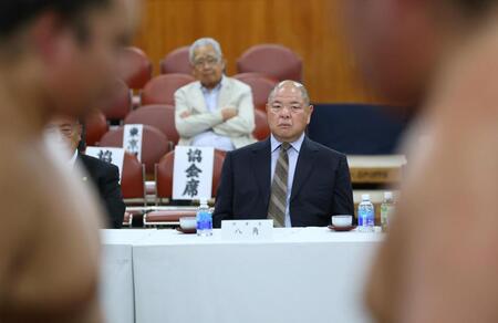 横綱審議委員会の稽古総見で取り組みを見つめる八角理事長　※※　＝東京・両国国技館の相撲教習所で（代表撮影）＝５日午前１０時３３分、東京・両国国技館の相撲教習所で（代表撮影）