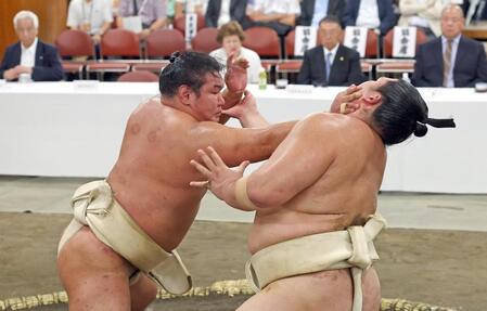 横綱審議委員会の稽古総見で汗を流す豊昇龍（左）＝代表撮影