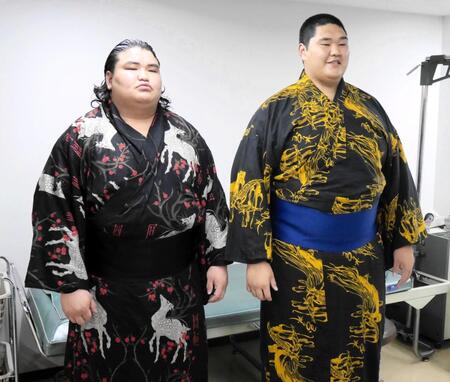 　新弟子検査を受けたオチルサイハン（左）とオトゴンバト