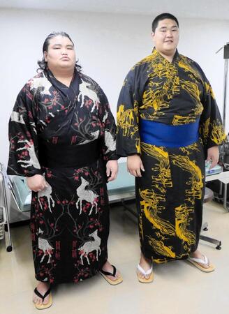 　新弟子検査を受けたオチルサイハン（左）とオトゴンバト