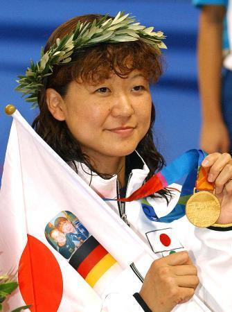 　２００４年９月、アテネ・パラリンピックの競泳女子で大会７個目となる金メダルを手にする成田真由美さん（共同）