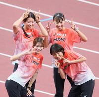 　記念撮影する（前列左から）中島ひとみ、矢田みくに（後列左から）田中佑美、久保凛