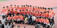 　（中央左から）今田美桜、織田裕二、＆ＴＥＡＭ・Ｋらと記念撮影する日本代表選手たち（撮影・石井剣太郎）
