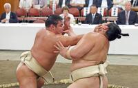 横綱審議委員会の稽古総見で汗を流す豊昇龍（左）＝代表撮影