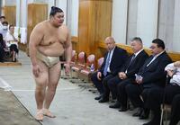 　横綱審議委員会の稽古総見で親方らにあいさつする大の里（代表撮影）