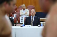 横綱審議委員会の稽古総見で取り組みを見つめる八角理事長　※※　＝東京・両国国技館の相撲教習所で（代表撮影）＝５日午前１０時３３分、東京・両国国技館の相撲教習所で（代表撮影）