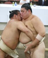 横綱審議委員会の稽古総見で汗を流す大の里（右）と豊昇龍　（代表撮影）
