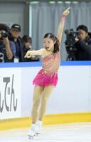 　演技を披露する千葉百音（撮影・中田匡峻）