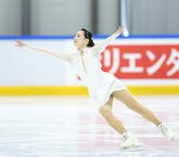 　演技を披露する三宅咲綺（撮影・中田匡峻）