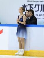 　出番前、中野園子コーチ（右）に声をかけられる坂本花織（撮影・中田匡峻）