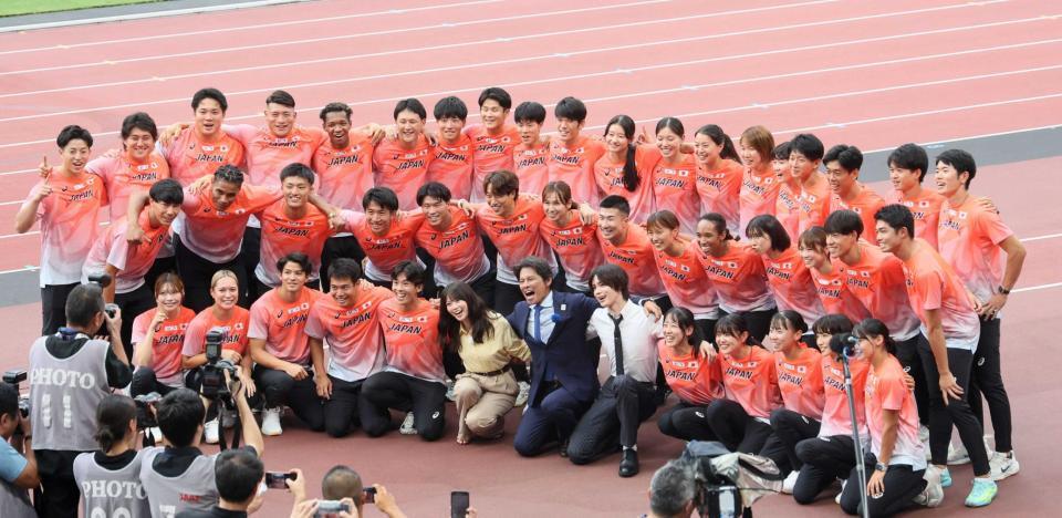 　（中央左から）今田美桜、織田裕二、＆ＴＥＡＭ・Ｋらと記念撮影する日本代表選手たち（撮影・石井剣太郎）
