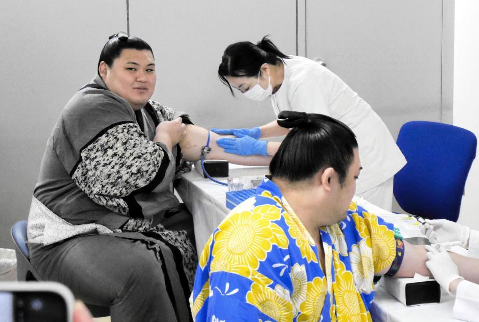 　健康診断で採血を受ける大の里＝９月２日